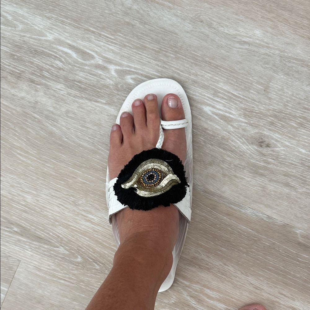 White Women’s Embellished Toe-Ring Sandal with Decorative Medallion